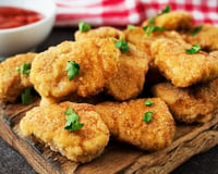 O truque para fazer frango empanado crocante não está no óleo, mas neste ingrediente simples