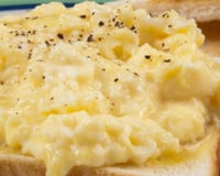 Os cozinheiros concordam: "Para deixar os ovos mexidos cremosos, não adicione mais leite, mas sim 20 gramas de manteiga."