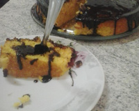 Bolo de cenoura com calda de chocolate que derrete na boca