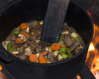 Panela de ferro suja não dá! Aprenda o jeito certo de limpar e conservar o utensílio