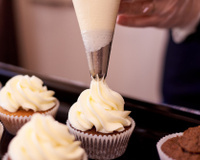 Chantilly de coco vegano de 3 ingredientes é a receita perfeita pra cobrir o bolo ou usar no café