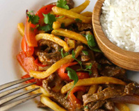 Lomo saltado (prato peruano)