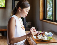 O que significa quando uma pessoa come sozinha em restaurantes, de acordo com a psicologia