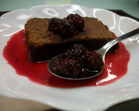 Bolo de chocolate com calda quente de amora