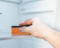 Colocar uma esponja nova na geladeira: para que serve e por que você deve testar esse truque hoje mesmo