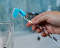 O erro comum no banheiro que pode contaminar sua escova de dentes sem você perceber