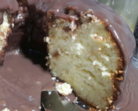 Bolo branco com cobertura de brigadeiro e chocolate branco