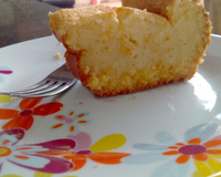 Broa cremosa de fubá com queijo e coco