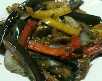 Salada de berinjela com uvas-passas