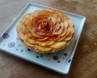 Torta de maçã caramelizada com castanha-do-pará e mousse de leite condensado cozido