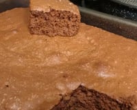 Pão de ló de chocolate com recheio e cobertura