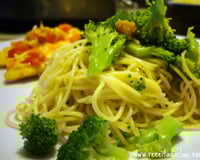 Cabelo de anjo ao alho com brócolis