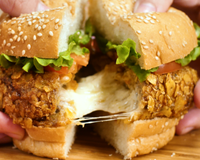 Hambúrguer de doritos com queijo 