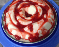 Flan de iogurte com calda de goiaba