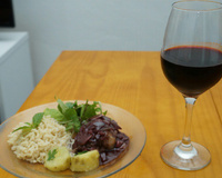 Contra-filé ao molho de vinho tinto