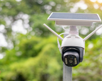 Monitorar a casa pelo celular fica mais fácil com câmera lâmpada 360