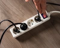 Especialista explica quais são os 5 aparelhos eletrônicos que não devem ser conectados a uma extensão