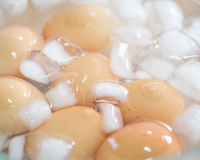 Nunca coloque um ovo cozido ainda quente em água fria