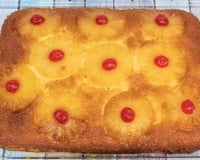 Bolo de abacaxi caramelizado e invertido em formato retangular