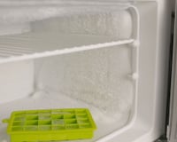 O seu congelador está acumulando camadas de gelo demais? Veja o que causa o problema e como evitá-lo