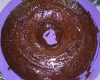 Bolo simples com cobertura de chocolate