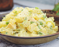 A receita fácil e tradicional que não pode faltar no almoço de domingo: salada de batata com maionese caseira