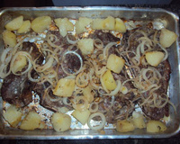 Chuleta assada com batatas