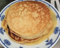 Panqueca americana com calda de chocolate