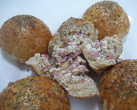 Pão integral recheado com ricota e presunto de peru