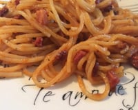 Macarrão com bacon, rúcula e tomate seco