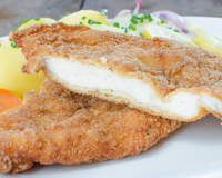 Como fazer um frango à milanesa suculento por dentro e crocante por fora? Aqui estão as dicas de uma receita perfeita!