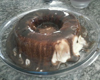 Pudim de sorvete com calda de chocolate