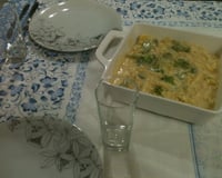 Macarrão com molho de queijo e brócolis