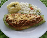 Canoa de abobrinha recheada com carne moída