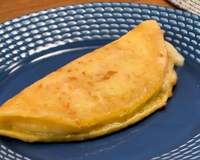 Nem crepe, nem omelete: pão de queijo tamanho família e feito na frigideira é a receita perfeita para o lanche