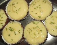 Bolinho de limão com cobertura de leite condensado