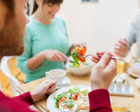 8 dicas para receber os amigos em casa gastando pouco