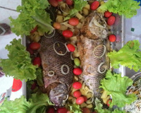 Peixe Assado Recheado com farofa de Alcaparra