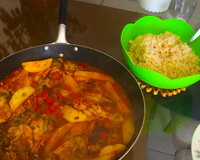 Almoço light delicioso (frango de caçarola, espinafre e arroz integral)