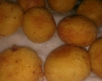 Bolinho de queijo e presunto