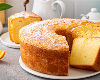 É o bolo de laranja feito no liquidificador mais rápido, fofinho e fácil que você vai experimentar