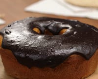 Cobertura de chocolate durinha sobre bolo simples redondo