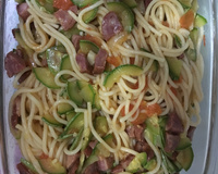 Macarrão com abobrinha e calabresa