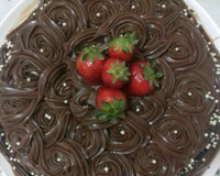 bolo de brigadeiro com morangos