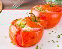 Tomate recheado com ricota temperada