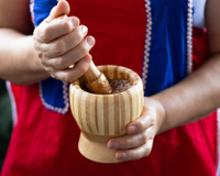 Pilão de madeira fedorento não dá! Aprenda como limpar o utensílio do jeito certo e acabe com o problema