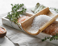 Amuleto da sorte: mantenha a energia ruim longe colocando sal nesses lugares da sua casa e atraia abundância para o lar!