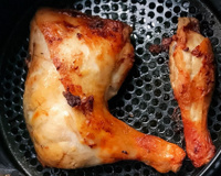 Coxa e sobrecoxa na airfryer dentro da cesta