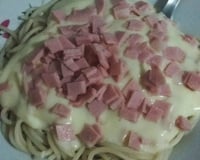 Macarrão com presunto e molho branco