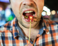 MasterChef Celebridades 2025: ator surpreende e é eliminado no 2º episódio após desafio com insetos fritos